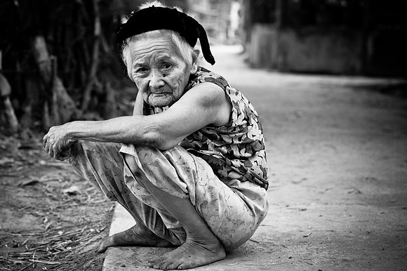Old woman in Hoi An suburbs